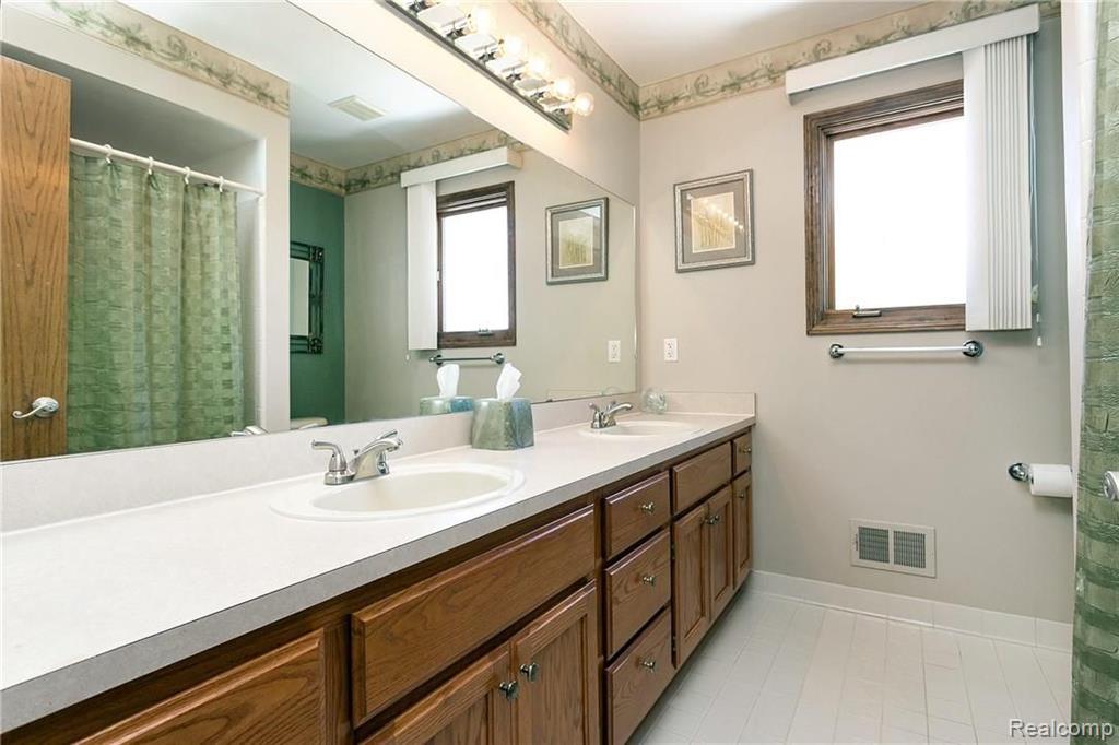 997 Norcross Drive Rochester Hills, MI 48307 - Photo 33 of 45