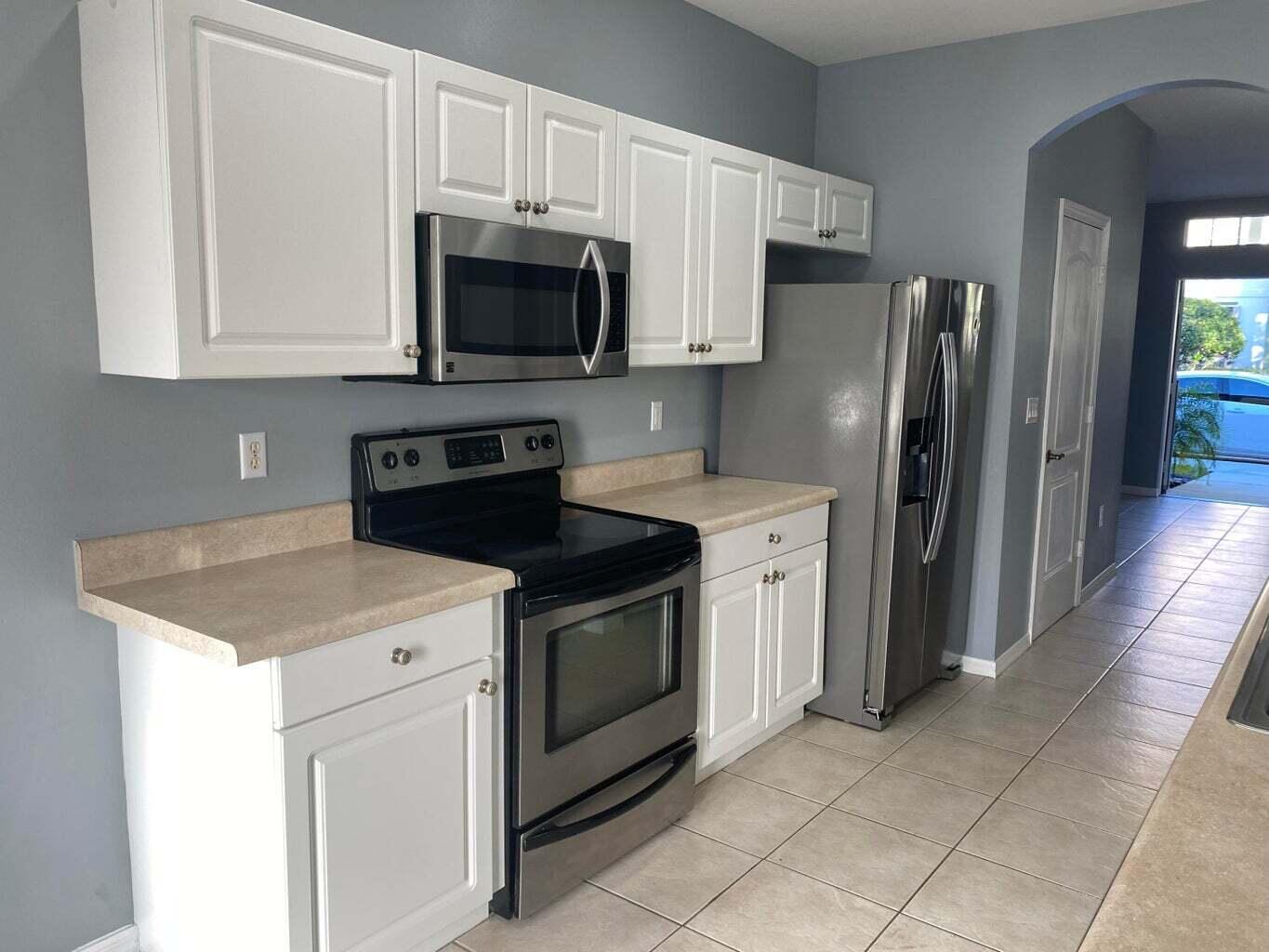 1892 Southeast High Springs Drive Port St. Lucie, FL 34952 - Photo 2 of 22 20220125204448769704000000-o