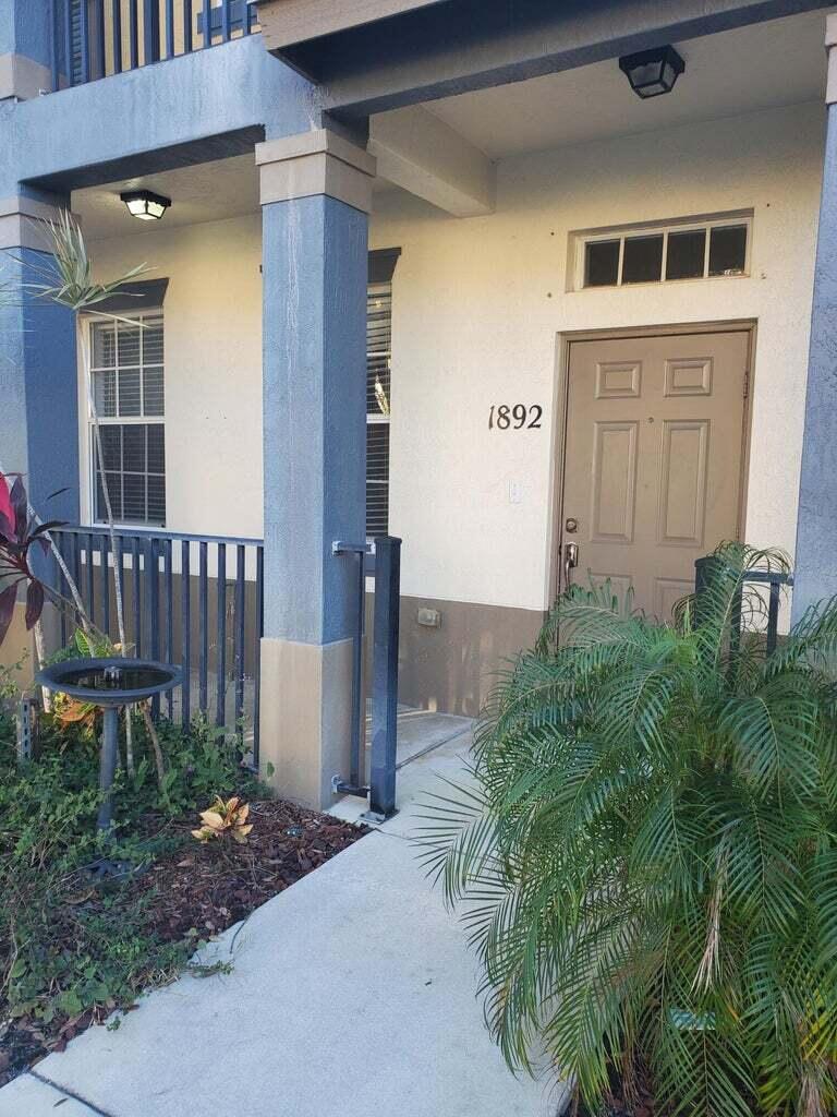 1892 Southeast High Springs Drive Port St. Lucie, FL 34952 - Photo 4 of 22 20220125203108048365000000-o