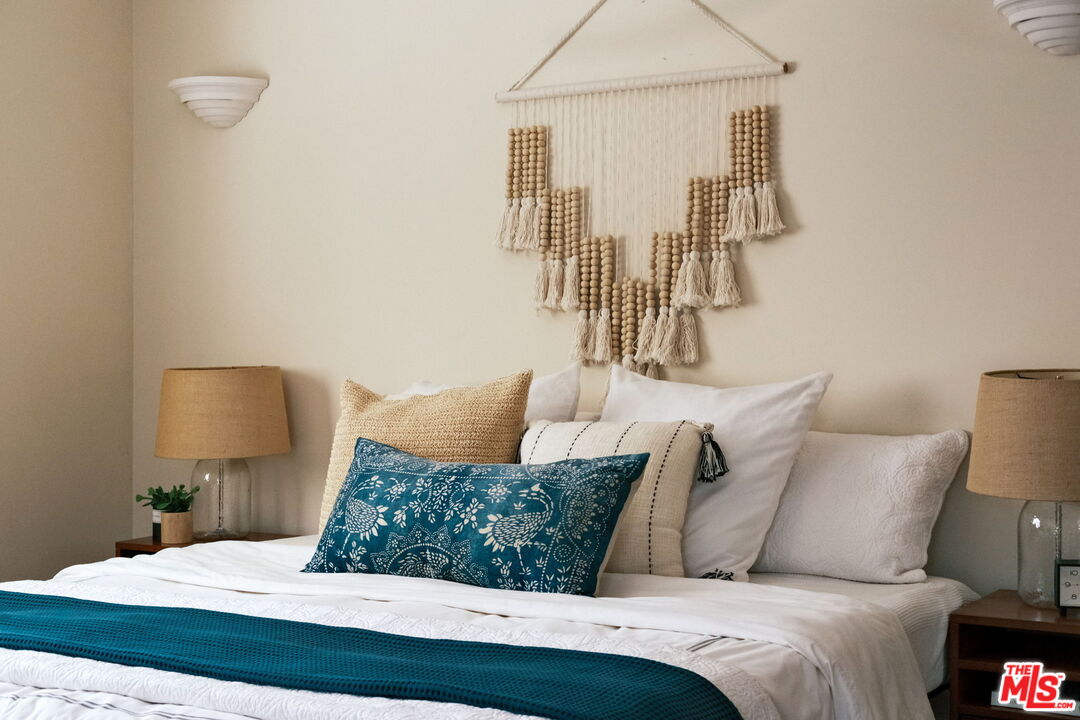 3810 Hauser Boulevard Los Angeles, CA 90008 - Photo 17 of 32 a bedroom with a bed and a lamp