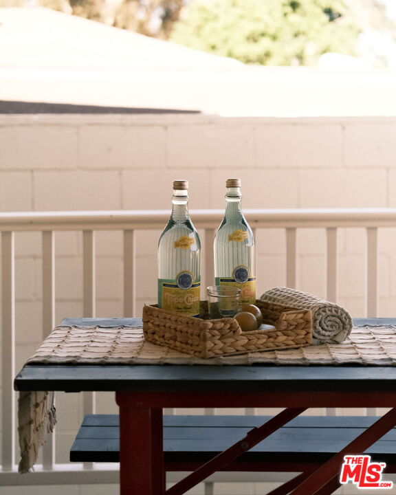 3810 Hauser Boulevard Los Angeles, CA 90008 - Photo 28 of 32 a close view of dining table