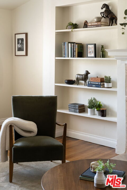 3810 Hauser Boulevard Los Angeles, CA 90008 - Photo 3 of 32 a living room with furniture