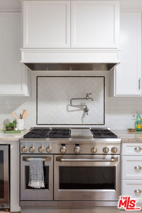 3810 Hauser Boulevard Los Angeles, CA 90008 - Photo 10 of 32 a stove top oven sitting inside of a kitchen