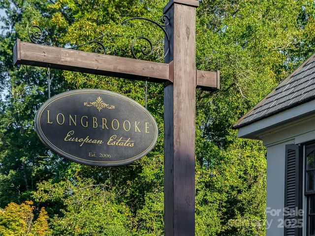 a sign that is sitting on a brick wall