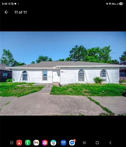 a view of house with a big yard