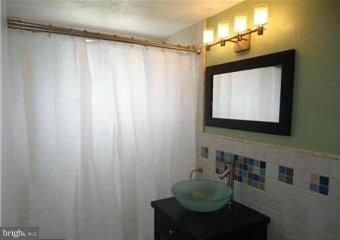1300 South Arlington Ridge Road, Unit 515 Arlington, VA 22202 - Photo 2 of 14 Bath