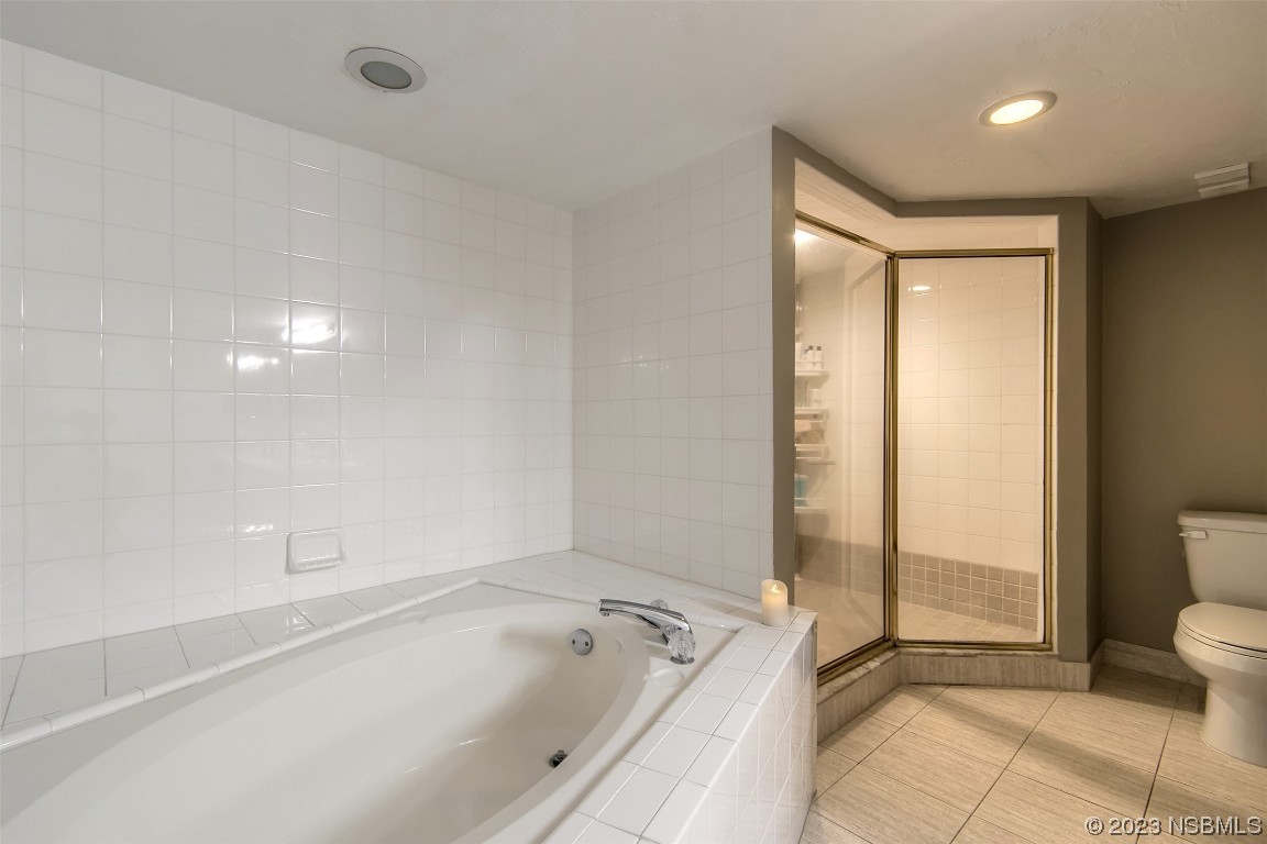 4545 South Atlantic Avenue, Unit 3204 Ponce Inlet, FL 32127 - Photo 24 of 58 a bathroom with a bathtub and a toilet