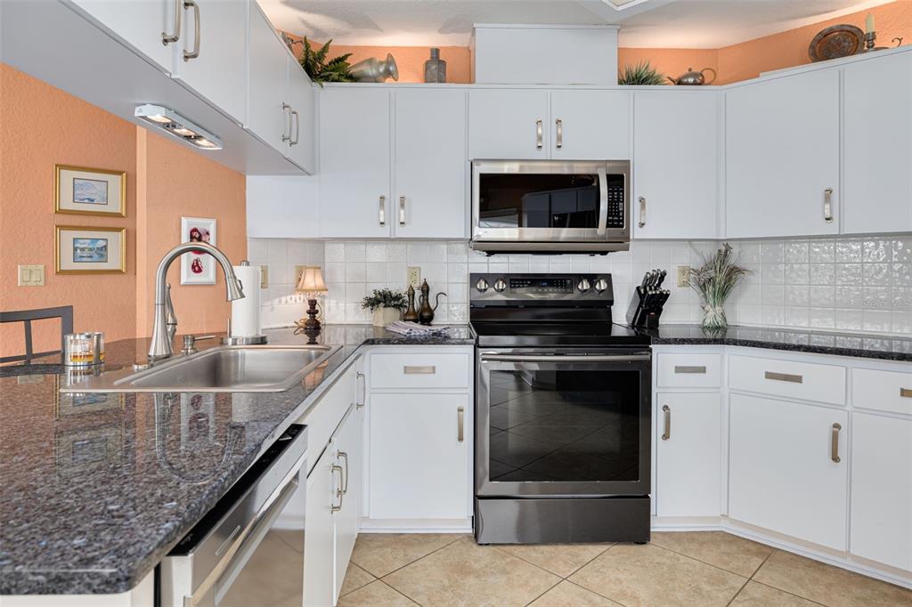8811 Napa Loop New Port Richey, FL 34653 - Photo 10 of 40 Kitchen