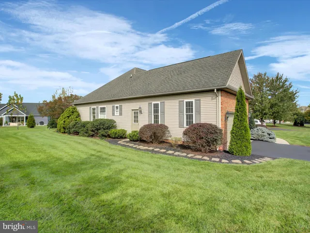 a view of a house with backyard and garden