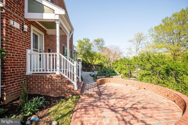 a view of a backyard with pathway