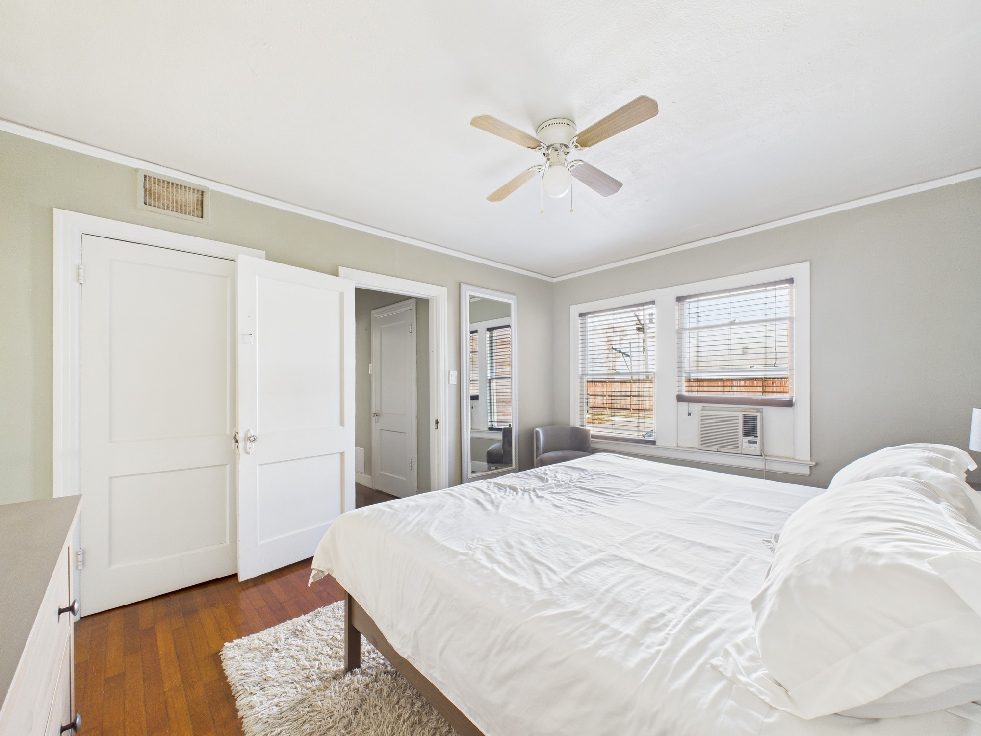 1920 Richmond Avenue, Unit 6 Houston, TX 77098 - Photo 11 of 21 a bedroom with a large bed and a chandelier