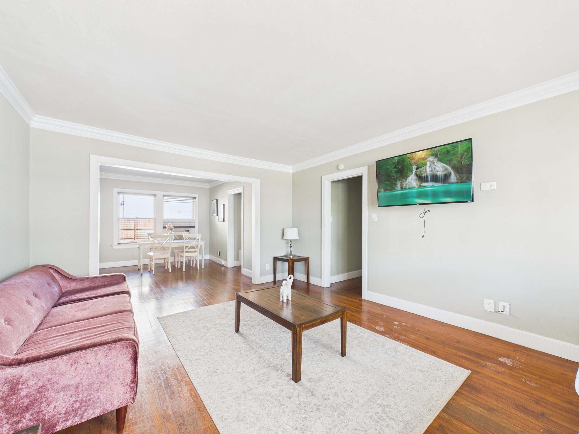 1920 Richmond Avenue, Unit 6 Houston, TX 77098 - Photo 4 of 21 a living room with furniture and wooden floor