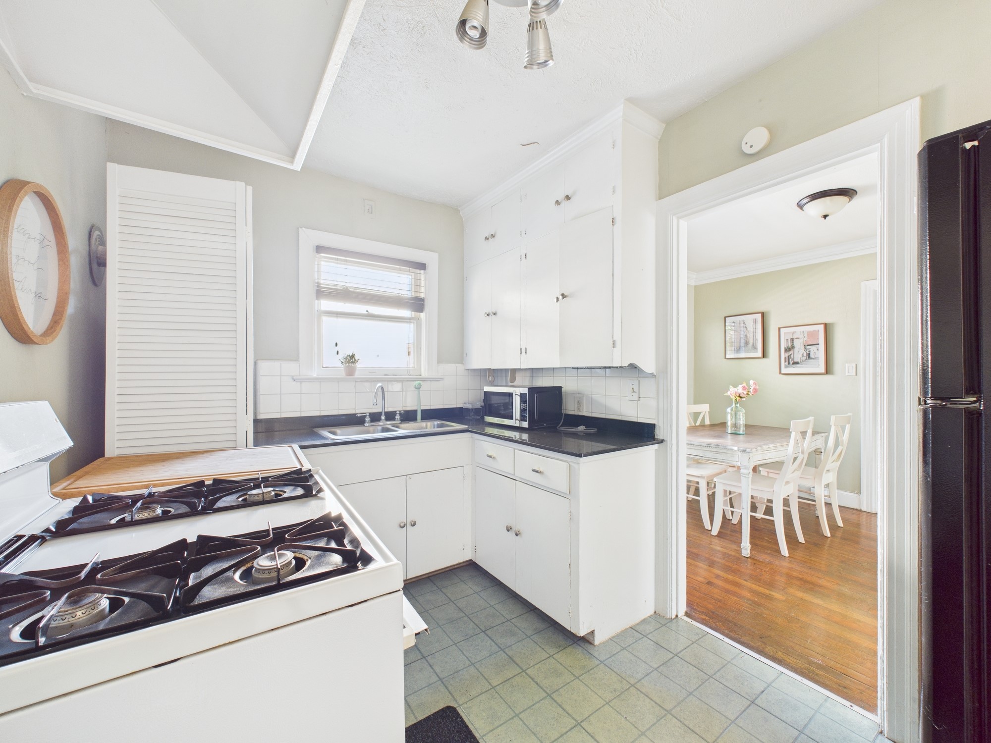 1920 Richmond Avenue, Unit 6 Houston, TX 77098 - Photo 6 of 21 a kitchen with white cabinets and appliances