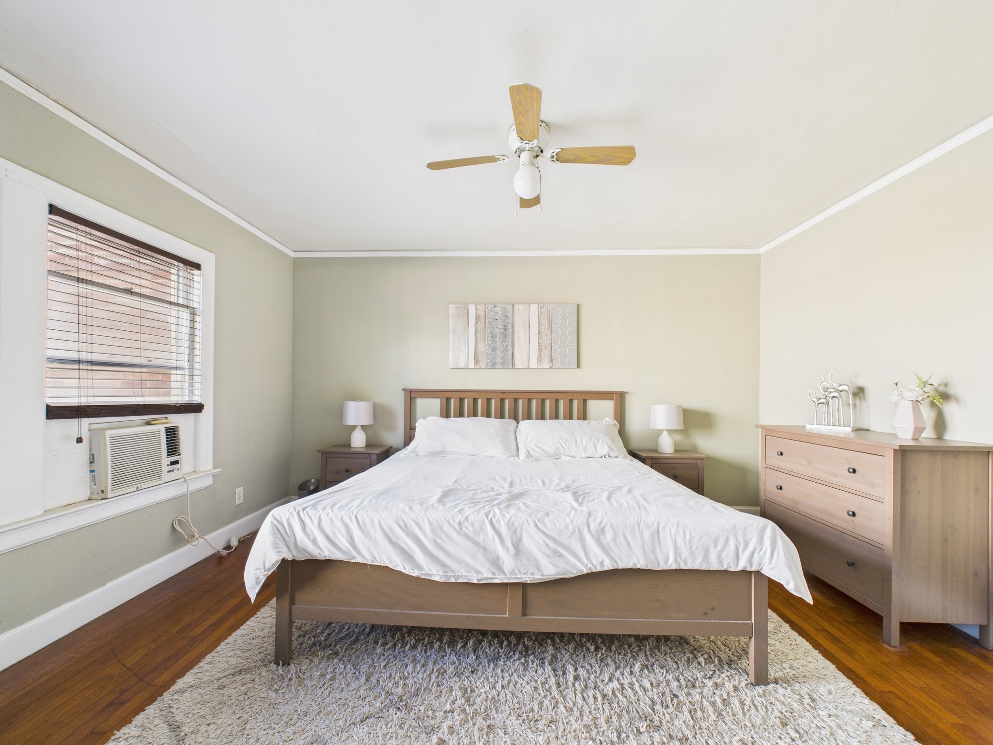 1920 Richmond Avenue, Unit 6 Houston, TX 77098 - Photo 9 of 21 a bedroom with a large bed and a window