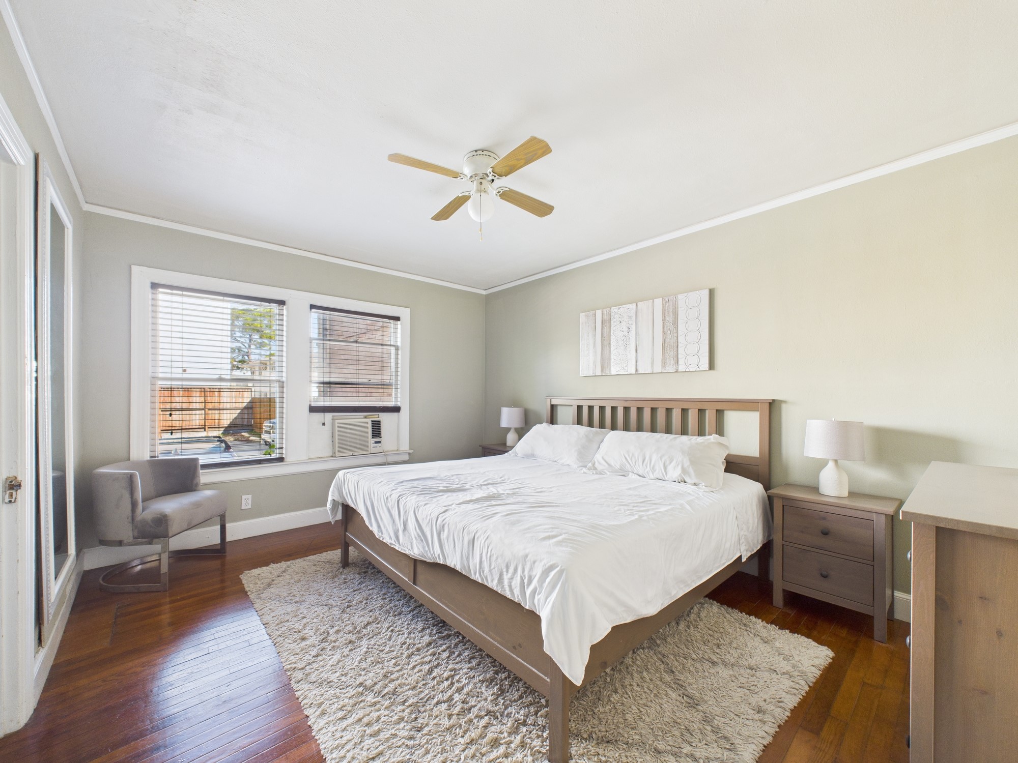 1920 Richmond Avenue, Unit 6 Houston, TX 77098 - Photo 10 of 21 a bedroom with a large bed and a window