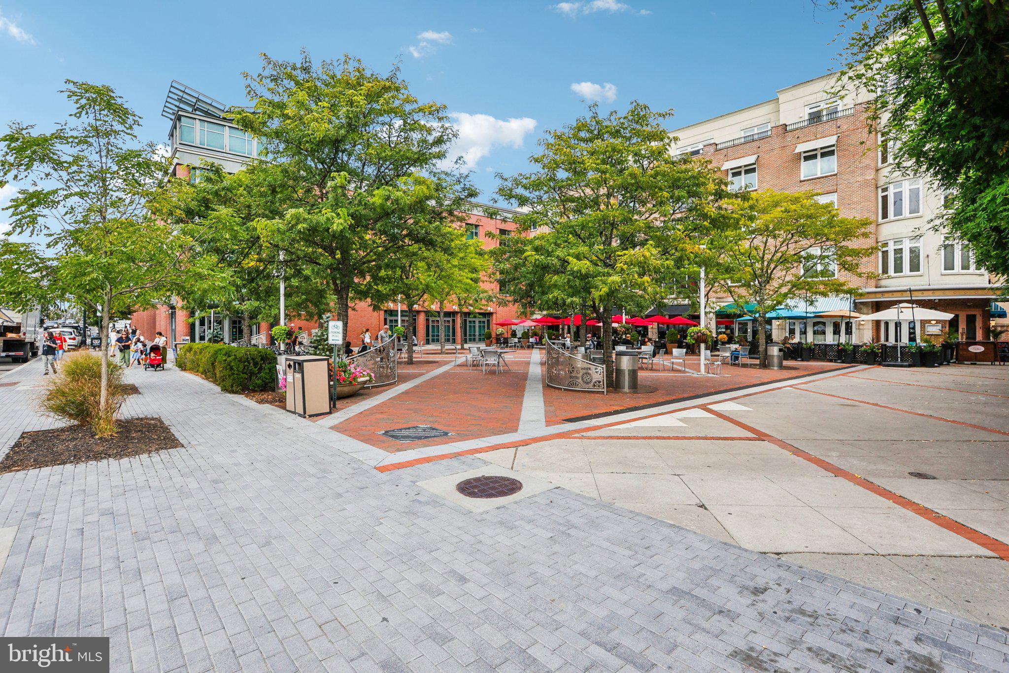 31 Palmer Square East, Unit A Princeton, NJ 08542 - Photo 36 of 40 a group of people sitting in a park