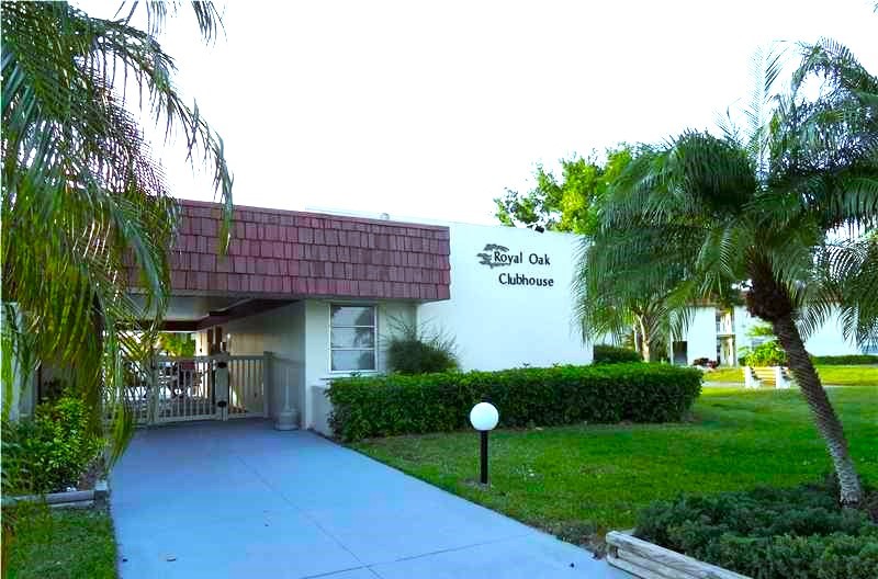 88 Crooked Tree Lane, Unit 107 Vero Beach, FL 32962 - Photo 30 of 33 a backyard of a house with table and chairs