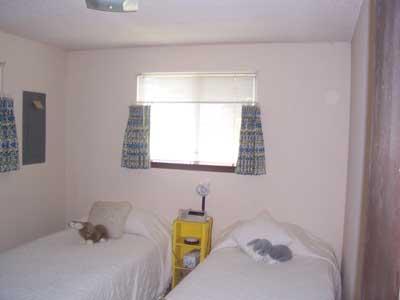 6510 Ashue Road Wapato, WA 98951 - Photo 7 of 18 a bedroom with a bed and a window