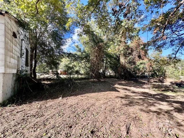 a view of yard with trees