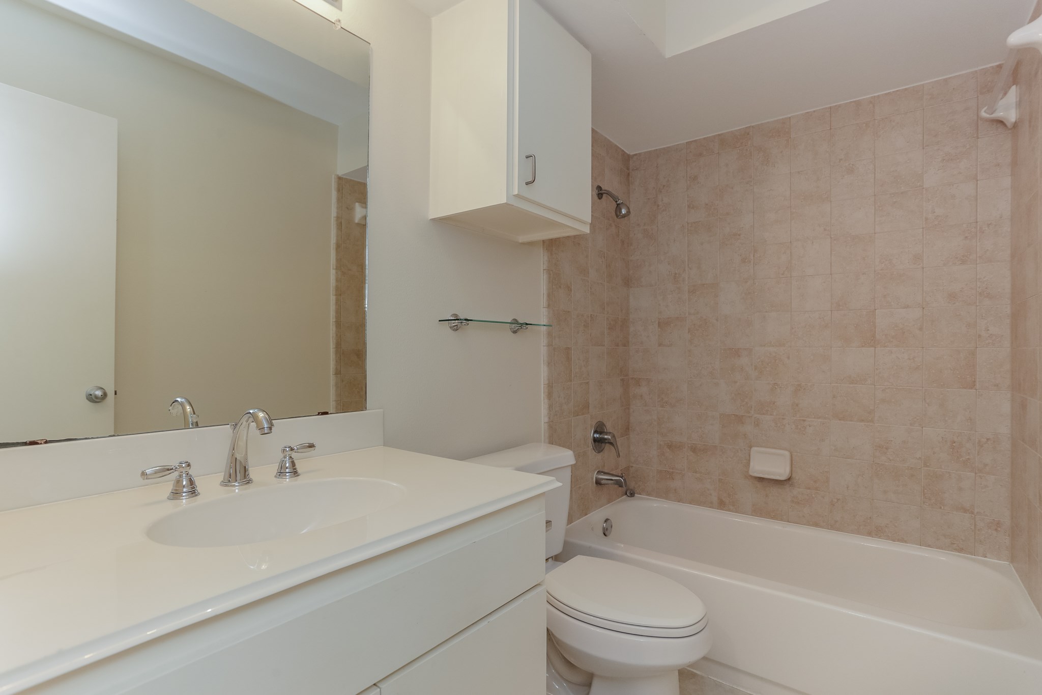 2705 Rutland Street, Unit B Houston, TX 77008 - Photo 17 of 21 Secondary Bathroom shared between the two secondary bedrooms located on the 1st floor.