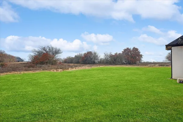 a view of yard with green space