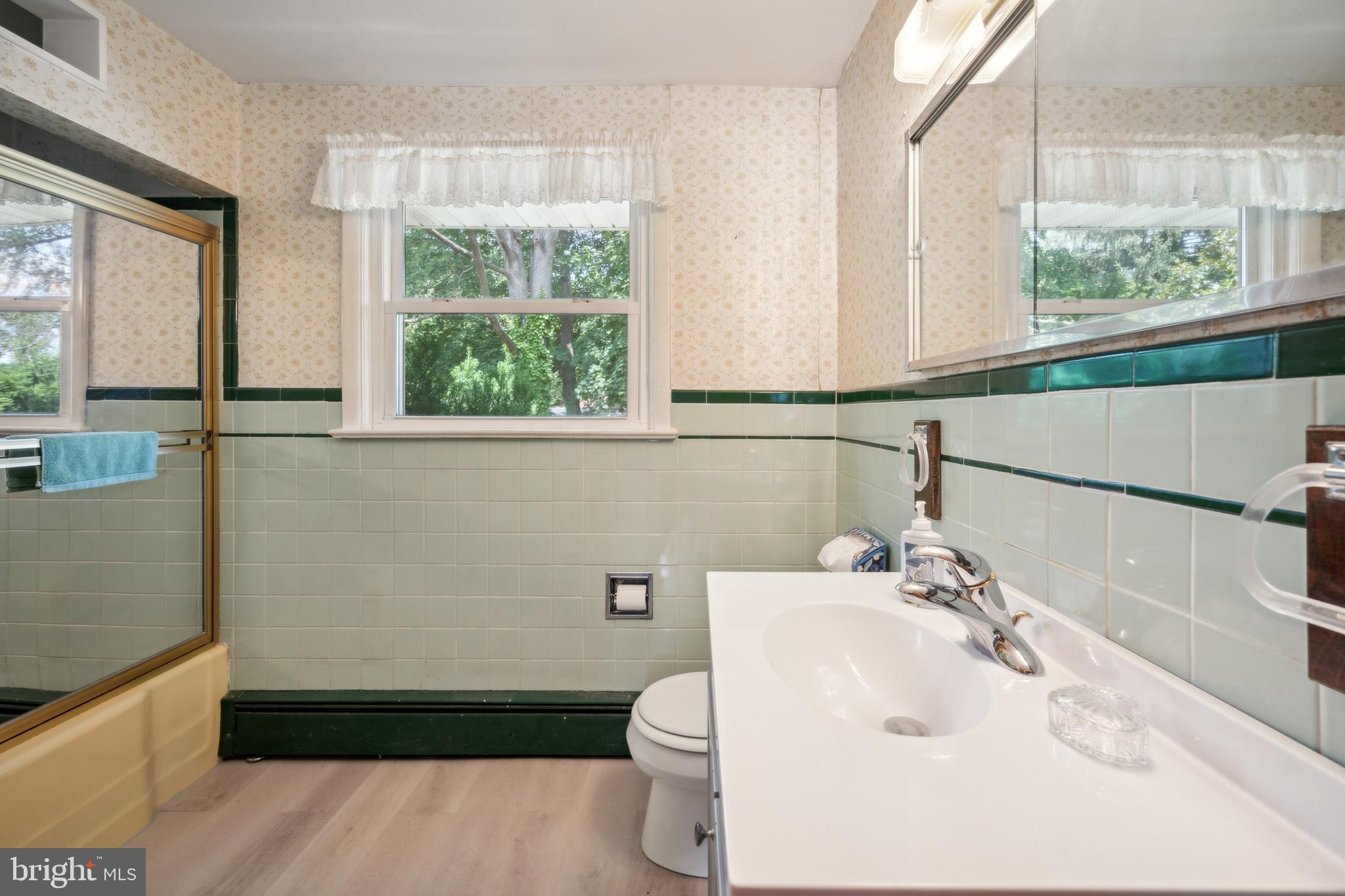 605 South Chester Avenue Riverside, NJ 08075 - Photo 16 of 24 Full Hallway Bathroom