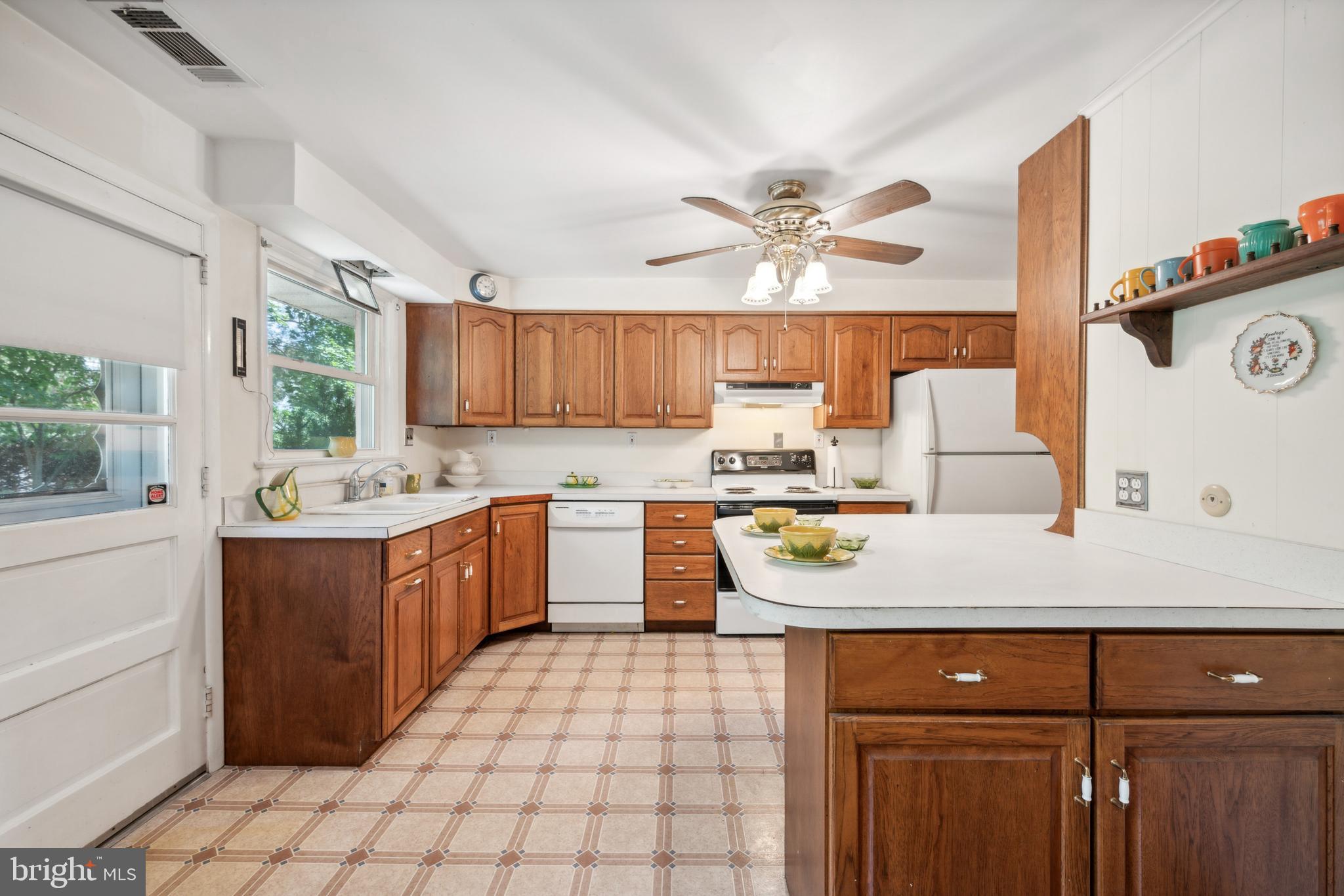 605 South Chester Avenue Riverside, NJ 08075 - Photo 4 of 24 Kitchen
