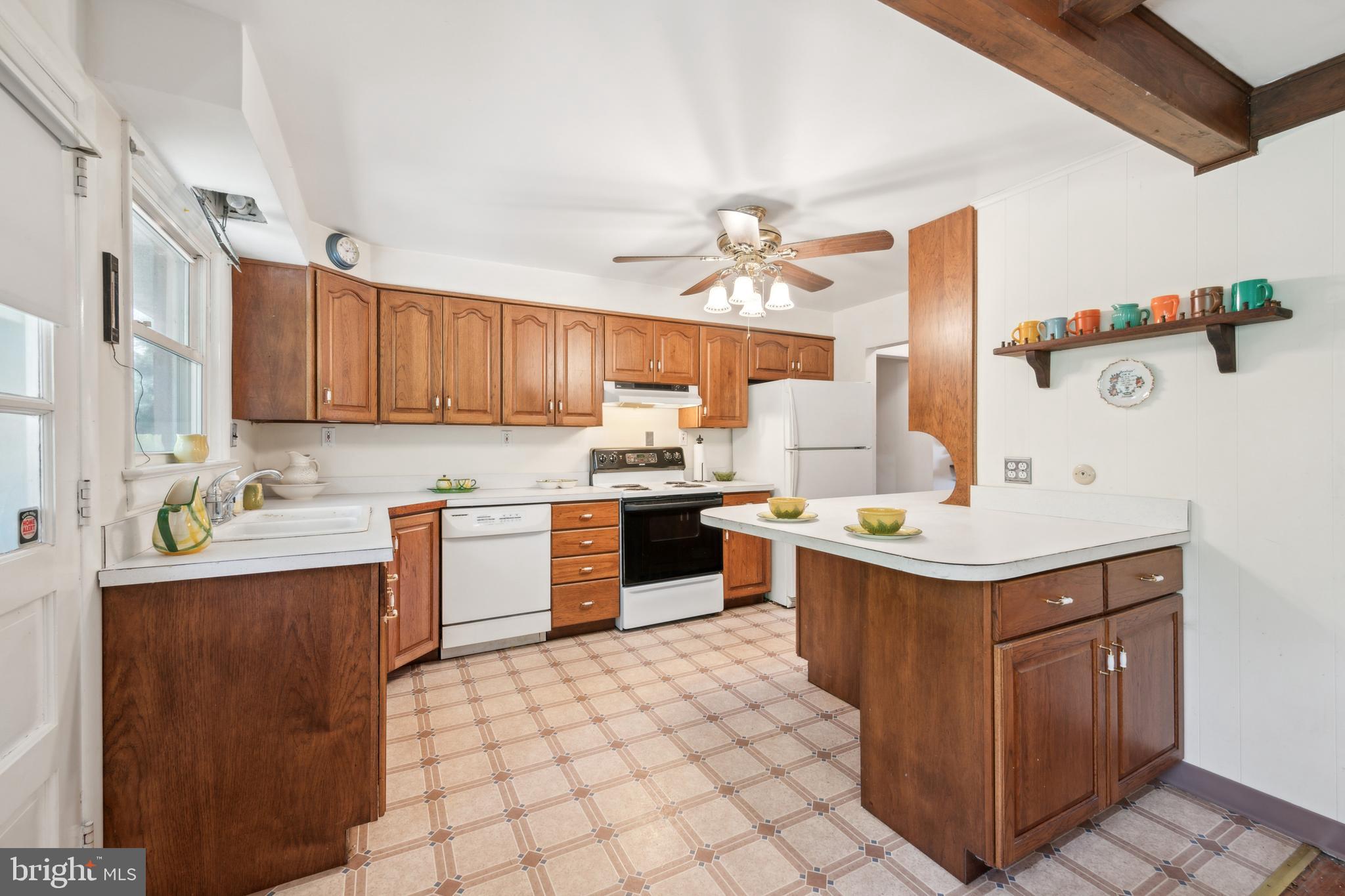 605 South Chester Avenue Riverside, NJ 08075 - Photo 5 of 24 Kitchen