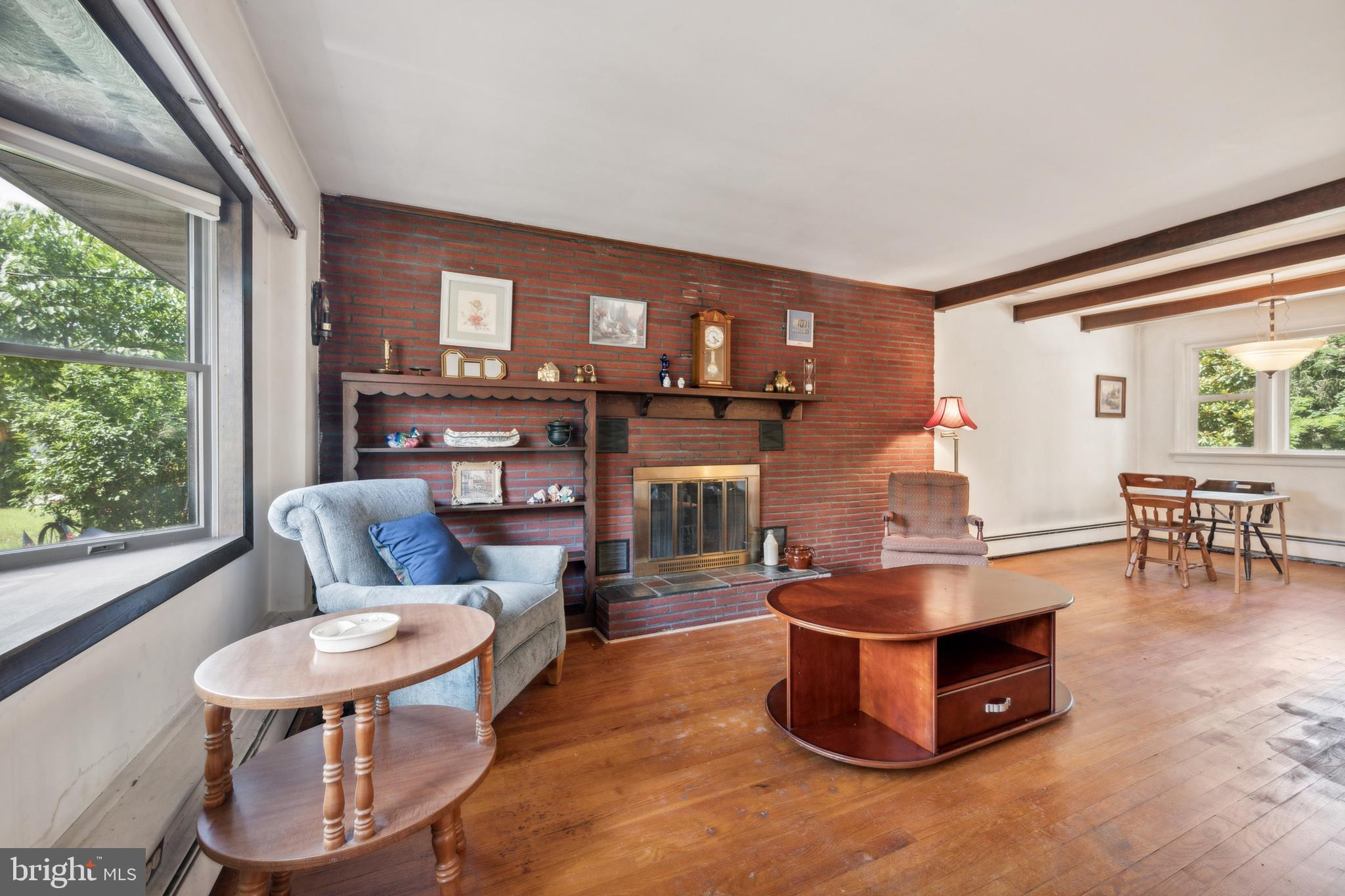 605 South Chester Avenue Riverside, NJ 08075 - Photo 8 of 24 Living Room