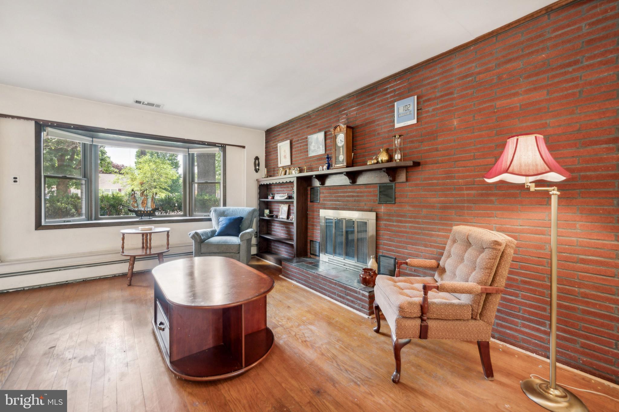605 South Chester Avenue Riverside, NJ 08075 - Photo 9 of 24 Living Room