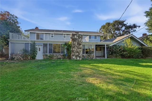 a view of yard with green space