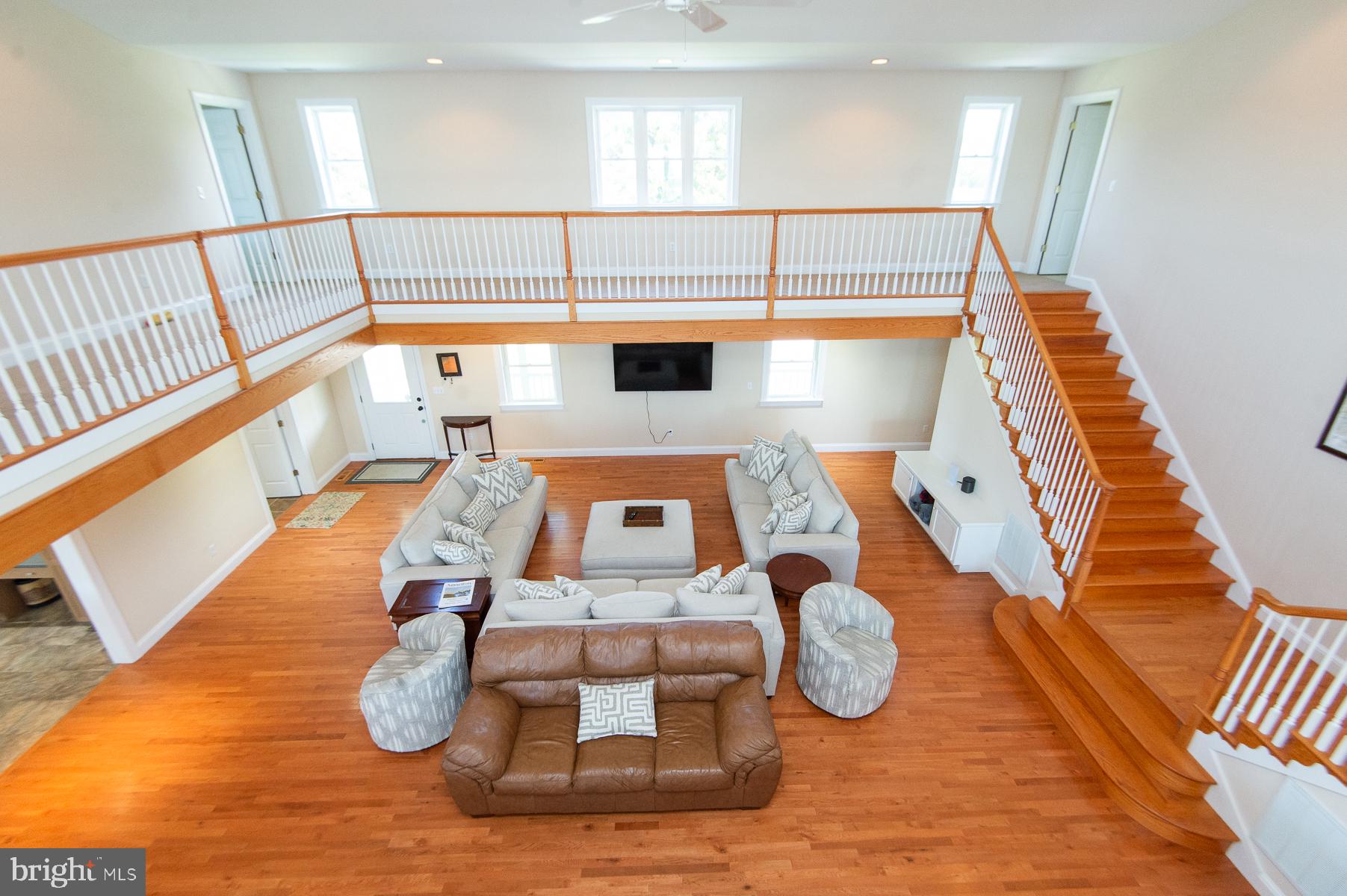 5704 Ross Neck Road Cambridge, MD 21613 - Photo 91 of 98 Spacious, airy living area with charm.