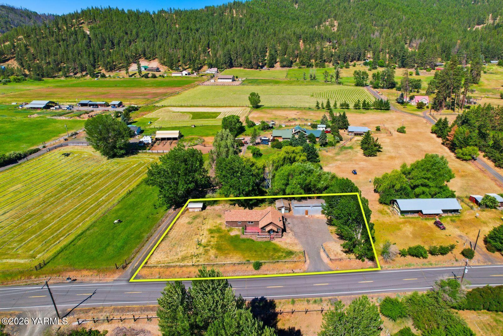 3780 Nile Road Naches, WA 98937 - Photo 34 of 43 a view of a tennis court