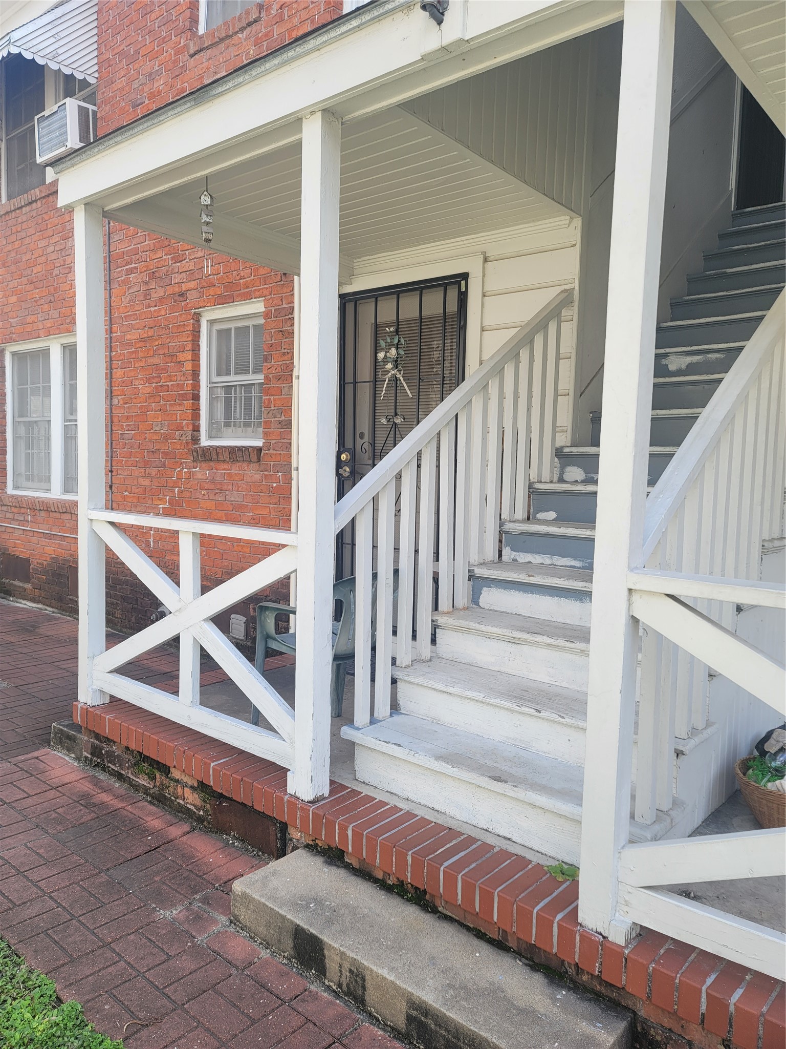 5622 Chartres Street, Unit 3 Houston, TX 77004 - Photo 12 of 14 a view of a house with wooden floor and white walls