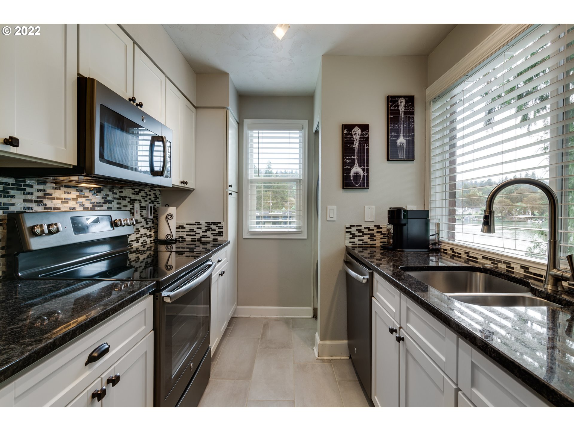 246 Ridgeway Road, Unit 17B Lake Oswego, OR 97034 - Photo 13 of 32 Kitchen