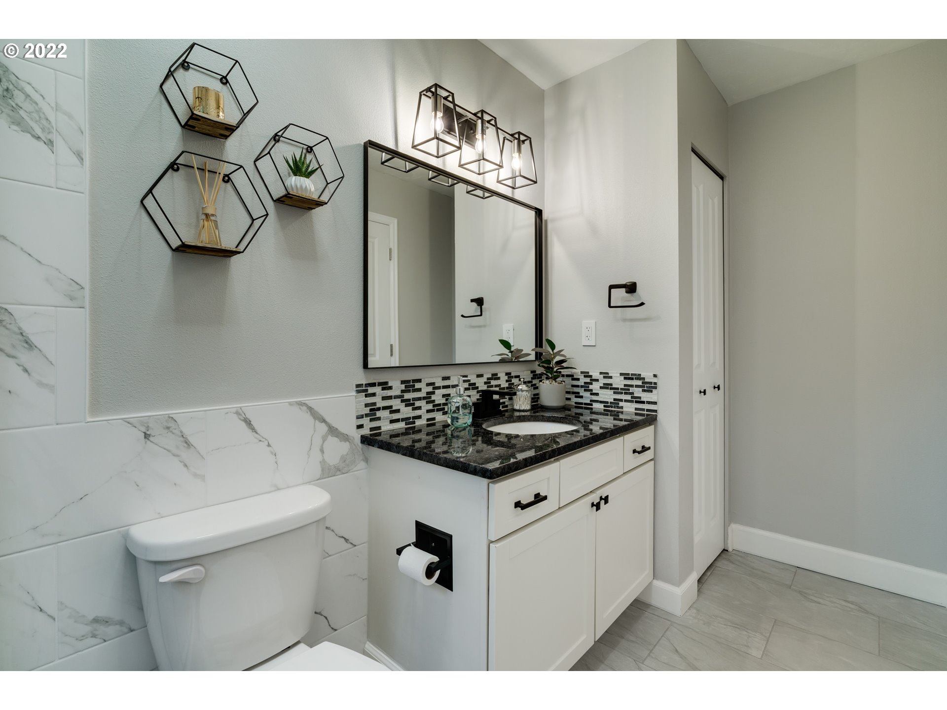 246 Ridgeway Road, Unit 17B Lake Oswego, OR 97034 - Photo 18 of 32 Bathroom