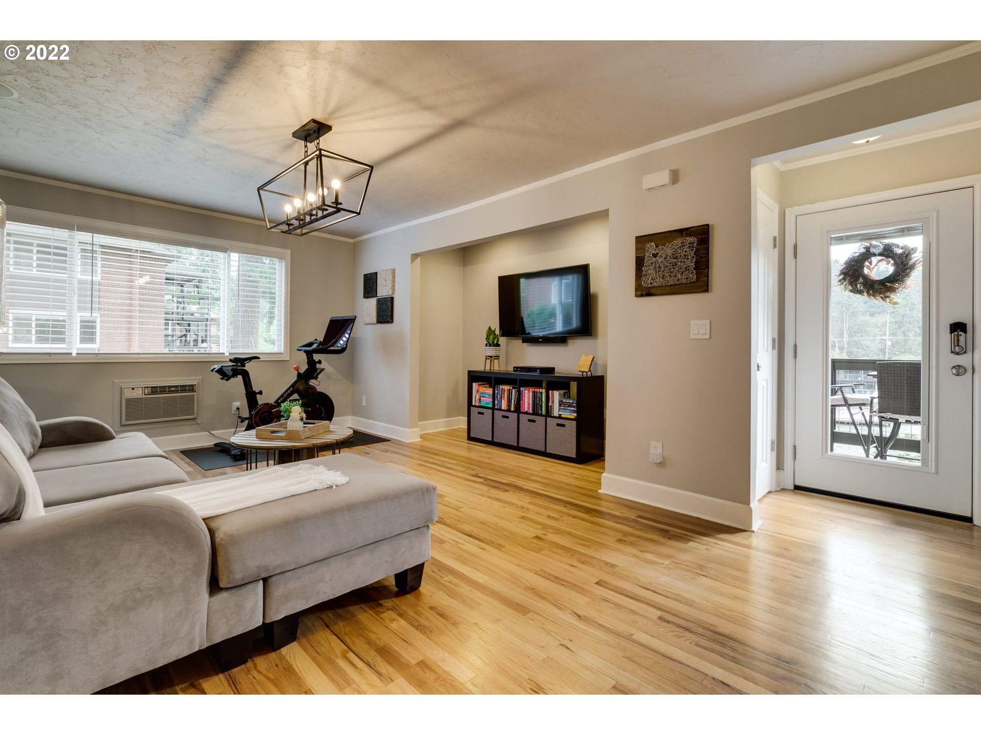 246 Ridgeway Road, Unit 17B Lake Oswego, OR 97034 - Photo 4 of 32 Living Room