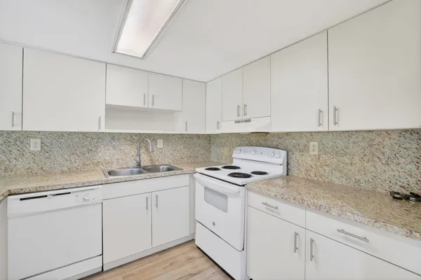 $2,800 | 321 Gulfstream Road, Dania Beach, FL 33004