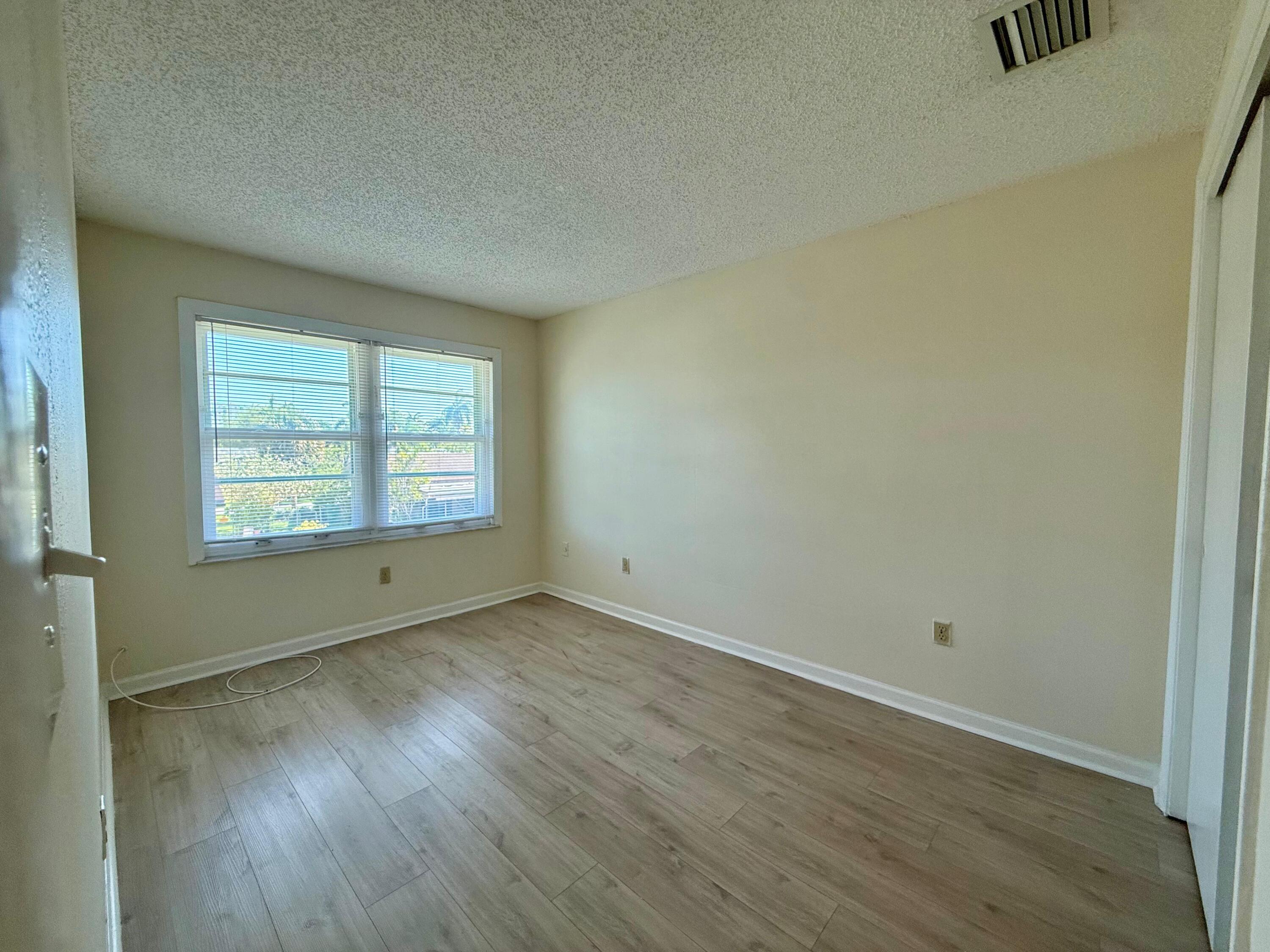 321 Gulfstream Road Dania Beach, FL 33004 - Photo 7 of 13 WhatsApp Image 2026-05-03 at 21.11.56 (3