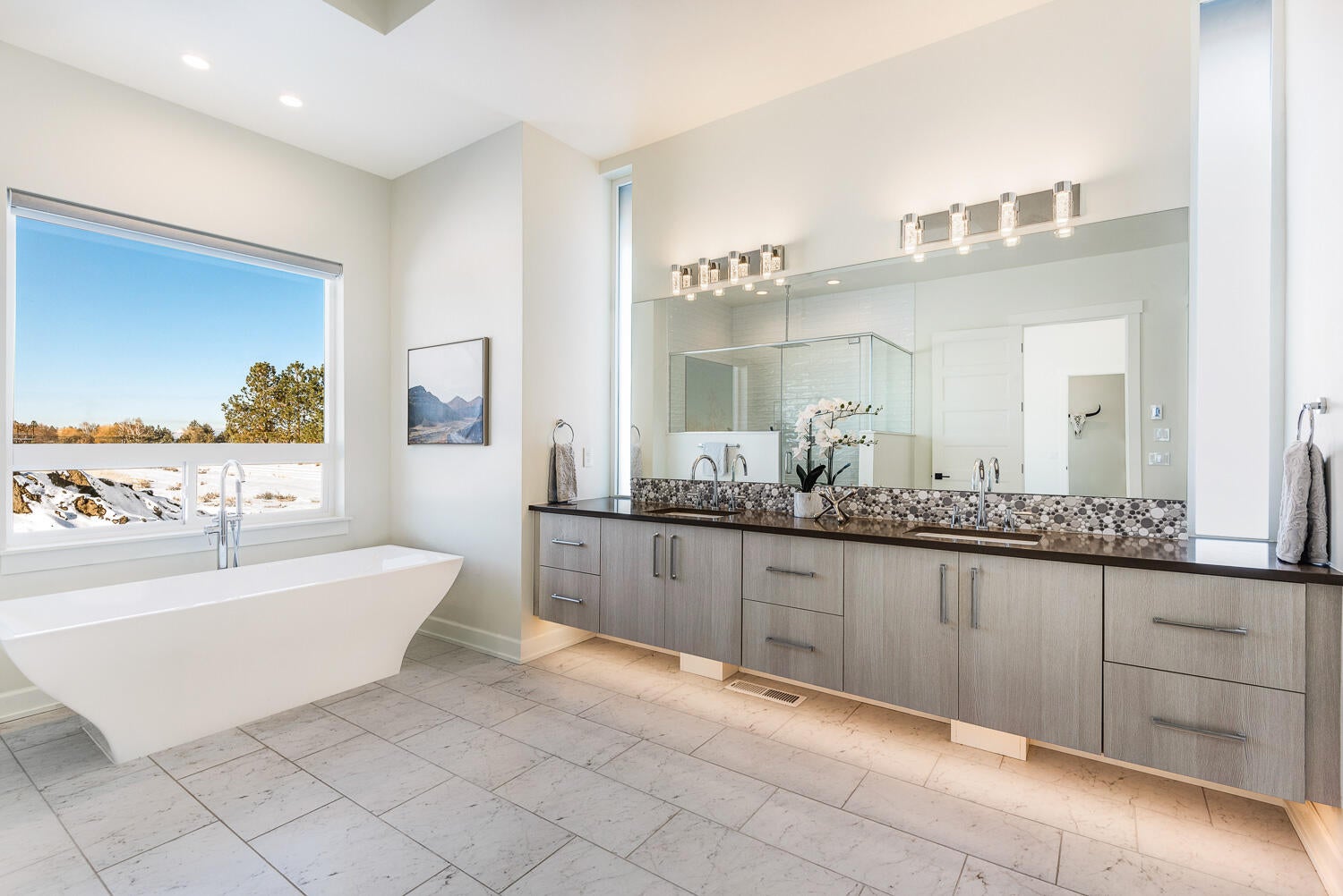 64790 Hunnell Road Bend, OR 97703 - Photo 34 of 50 Primary Suite Bathroom