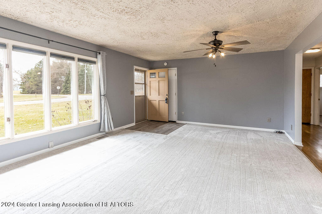 498 PIPER RD. Living room