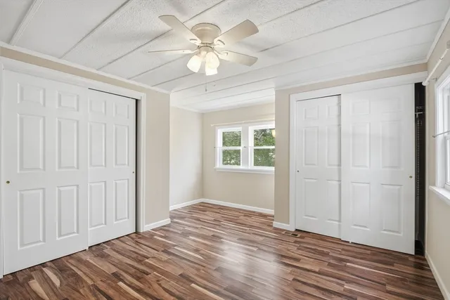 a view of a livingroom with a workspace