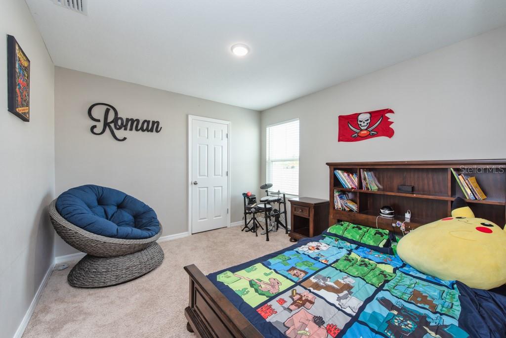 14617 Brumby Ridge Avenue Lithia, FL 33547 - Photo 26 of 46 a living room with a couch and a table