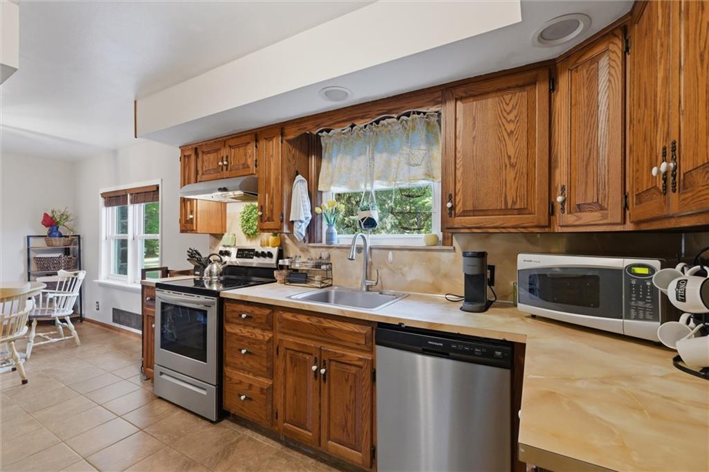 915 North Keel Ridge Road Hermitage, PA 16148 - Photo 8 of 35