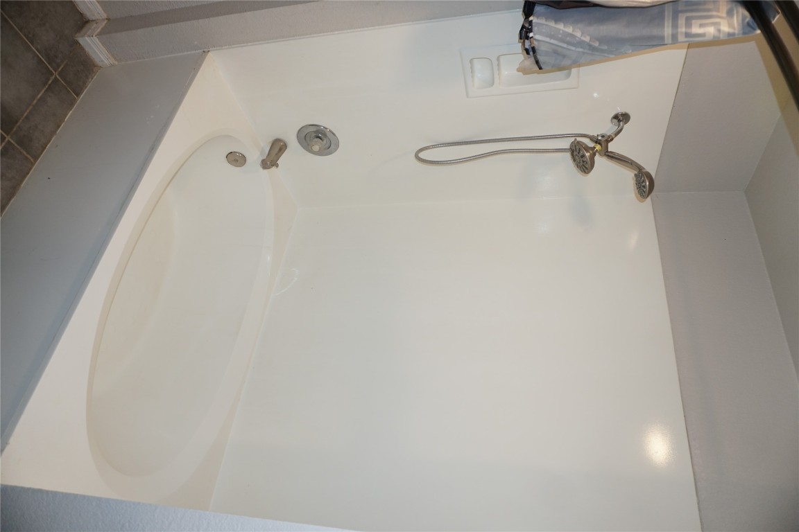 21218 Derby Day Avenue Pflugerville, TX 78660 - Photo 8 of 17 a bathroom with a bathtub