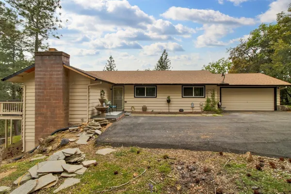 a view of a house with backyard