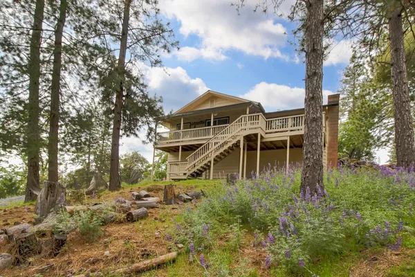 a view of yard with small space
