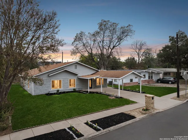 a view of an house with backyard and garden