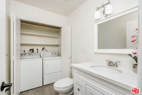 $590,000 | 18524 Mayall Street, Unit D, Northridge, CA 91324