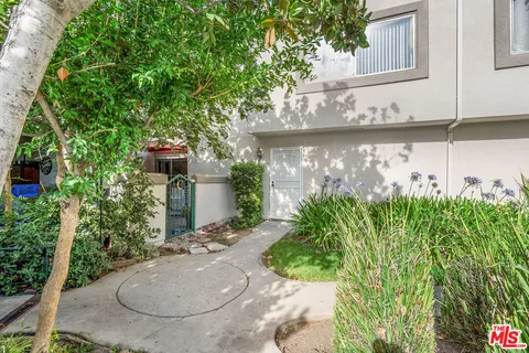 $590,000 | 18524 Mayall Street, Unit D, Northridge, CA 91324